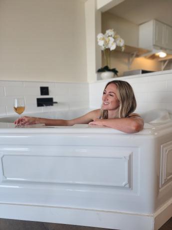 Seagull Beachfront Inn - In Room Tub